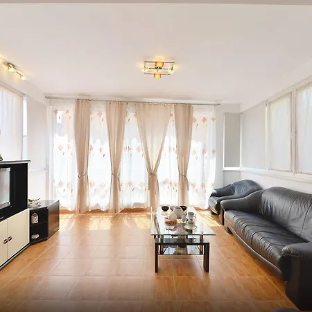 Holiday House Апартаменты *