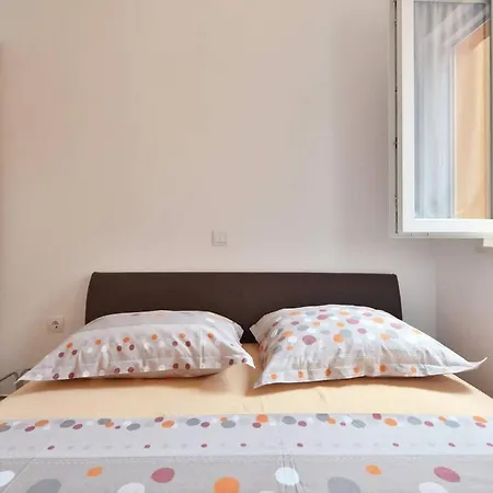 Holiday House Апартаменты *