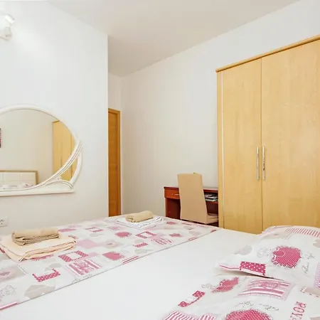 Holiday House Апартаменты *