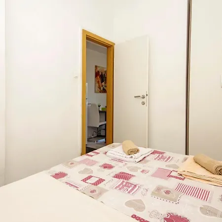 Holiday House Апартаменты *